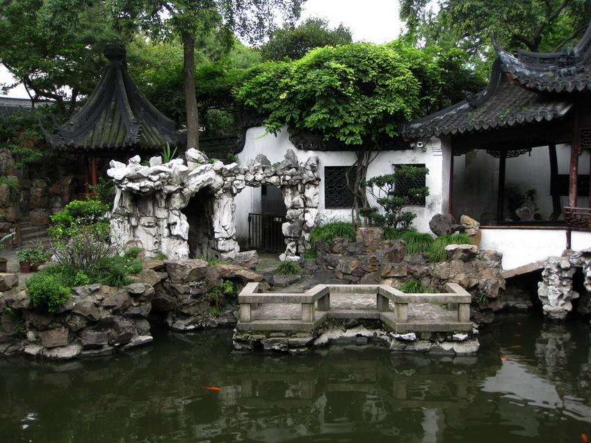 Натуральный камень и водоем с рыбками - характерные черты для китайского стиля