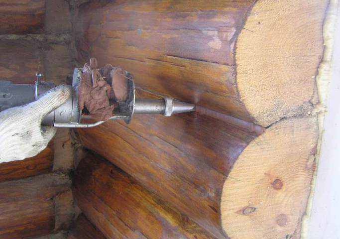 Заделка щелей в деревянном доме - чем заделать трещины
