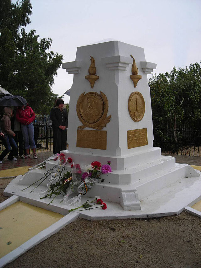 Памятник на могиле Павла Яблочкова.