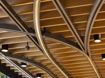 Потолок из деревянных реек в дизайне интерьера