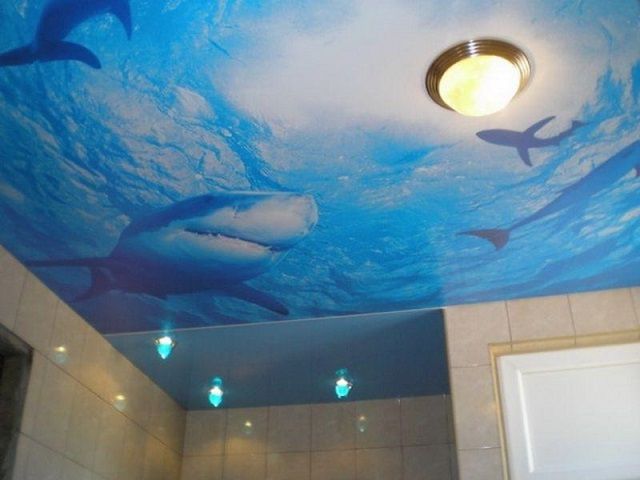 Сочетание оригинального рисунка и подсветки дают необычный эффект оформления интерьера ванной