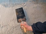 Для оштукатуривания газосиликатных стен выпускаются специальный строительные смеси с максимальной адаптацией к таким поверхностям