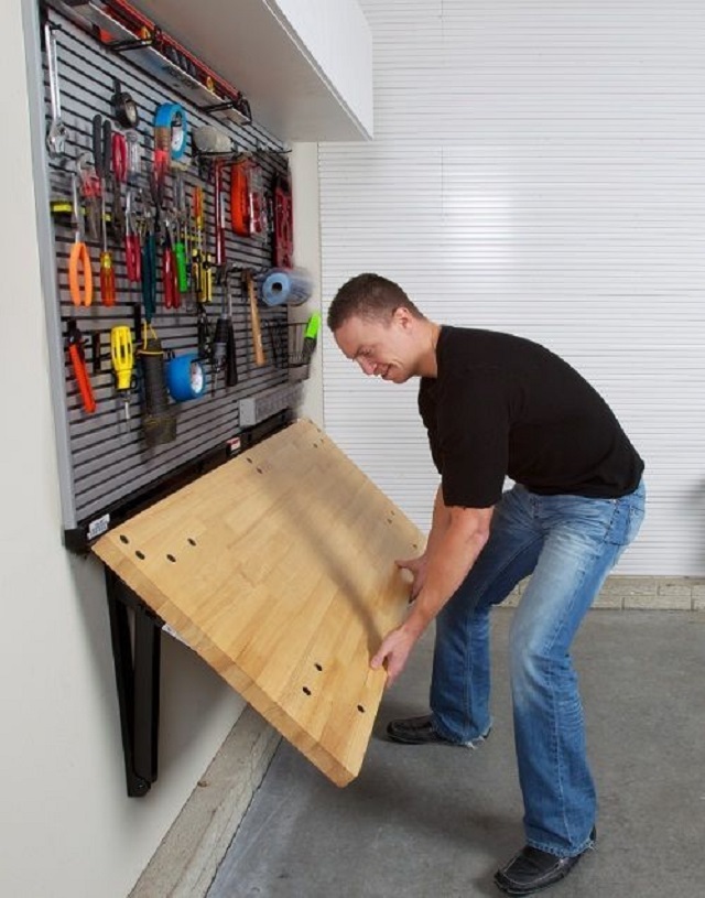  Для мастерской в маленьком гараже оптимальным решением будет установка верстака со складной столешницей.