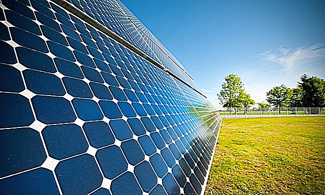 Солнечная батарея – это множество правильно соединенных между собой фотоэлементов. Каждый из них обладает невысокими генерирующими способностями, но в совокупности получаются весьма приличные показатели выработанной мощности.