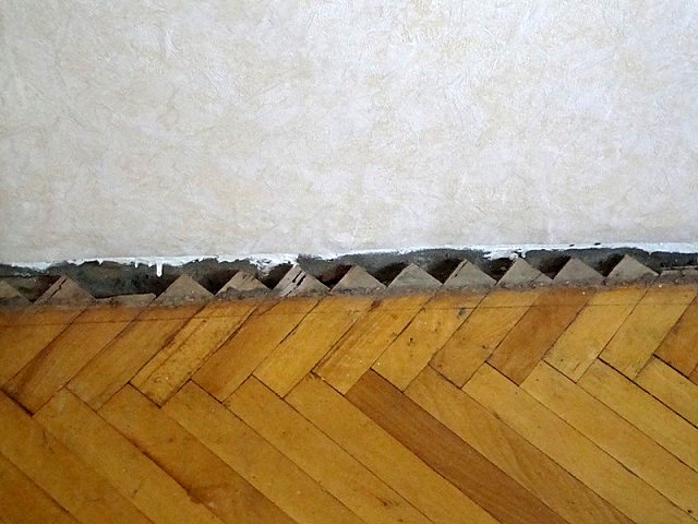 Любое деревянное покрытие пола, упирающееся в стены, не имеет простора для колебания линейных размеров при изменении температуры или влажности. Это тоже становится причиной скрипов.