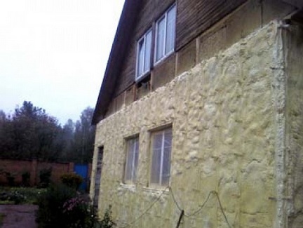 Стена дома, утепленная полиуретаном снаружи