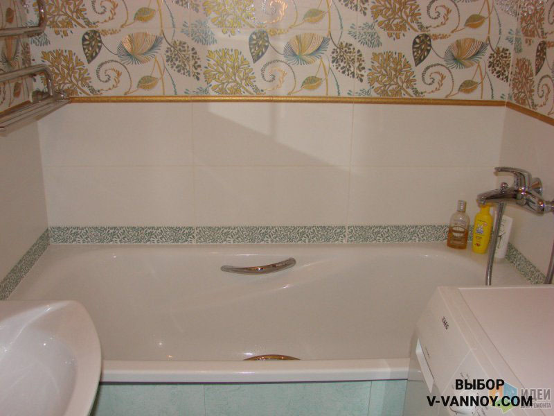 Кантри-стиль в ванной формирует обрамление зеркал, абажур лампы, бежевая занавеска, деревянная дверь и облицовка под камень с декоративным бордюром. Мягкий свет позволяет расслабиться во время водных процедур.