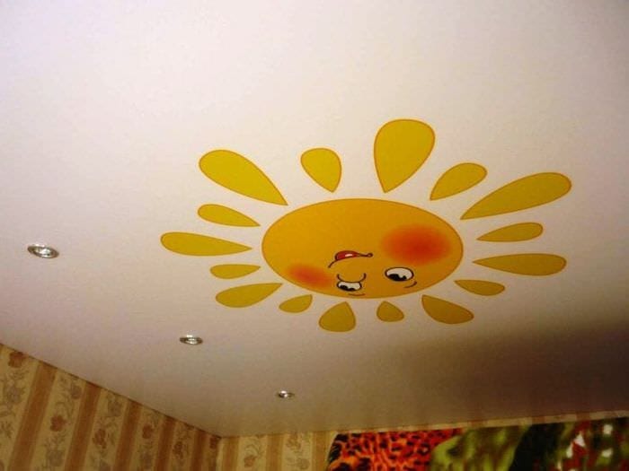 Вариант натяжного потолка для детской комнаты