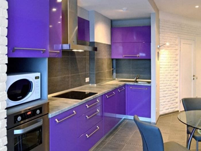 необычный стиль кухни в фиолетовом цвете