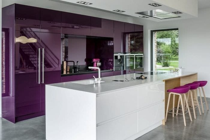 красивый дизайн кухни в фиолетовом оттенке