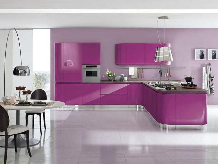 светлый дизайн кухни в фиолетовом цвете