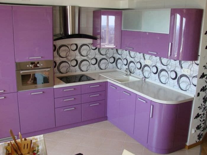 яркий интерьер кухни в фиолетовом оттенке