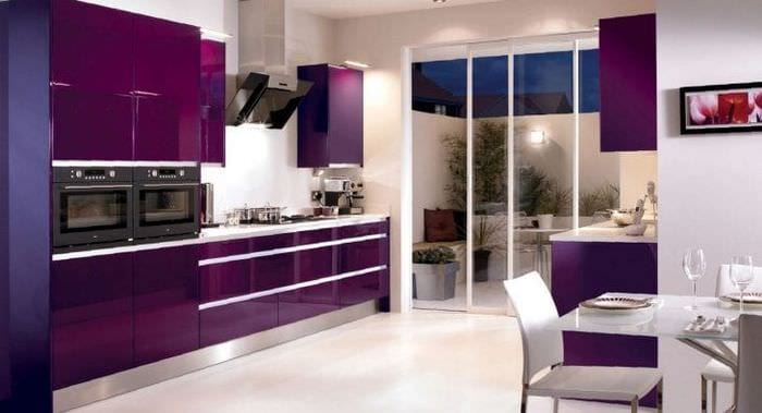светлый стиль кухни в фиолетовом цвете