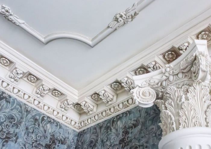 Лепные украшения из гипса на потолке гостиной в стиле Ампир