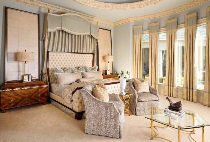 Интерьер спальной комнаты с лепными украшениями