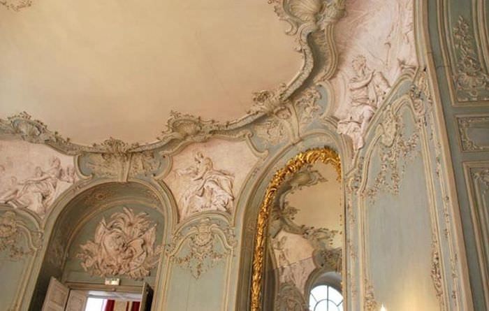 Декорирование лепниной потолка гостиной в стиле рококо