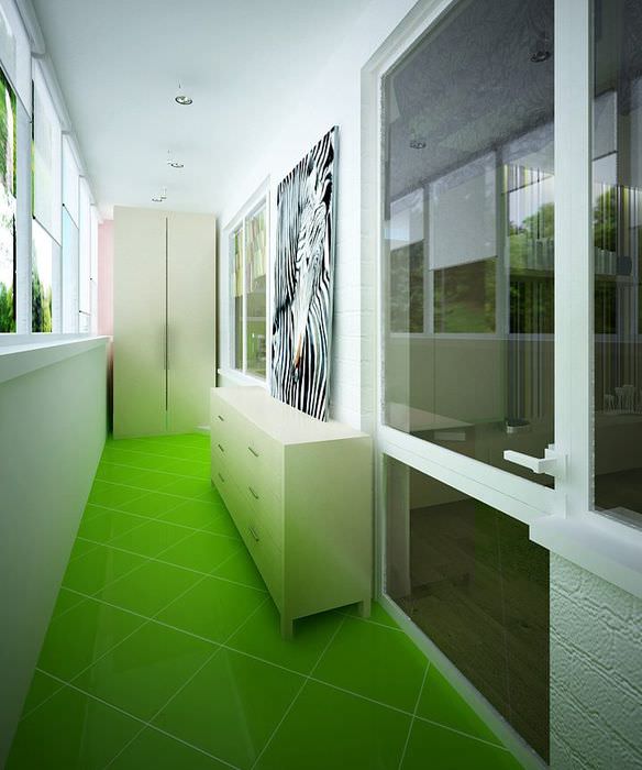 Керамический пол зеленого цвета в интерьере балкона