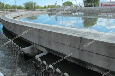 Водослив отстойника городских очистных сооружений