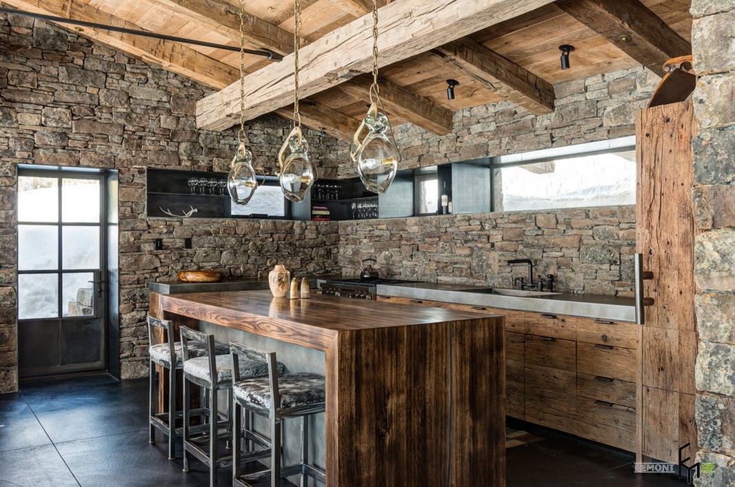 Кухонная зона с камеными стена