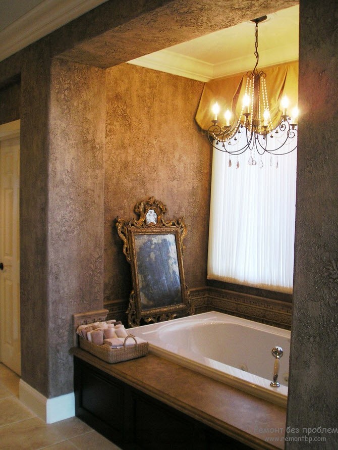 Красивый рельеф на стенах ванной комнаты, оформленной "под старину"