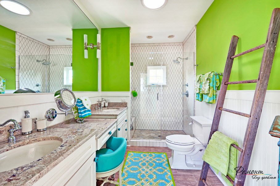 Яркий интерьер ванной комнаты с использованием синего цвета, который присутствует в меру