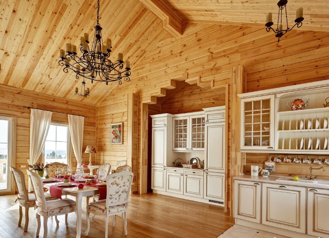 деревянный дом с белой кухней