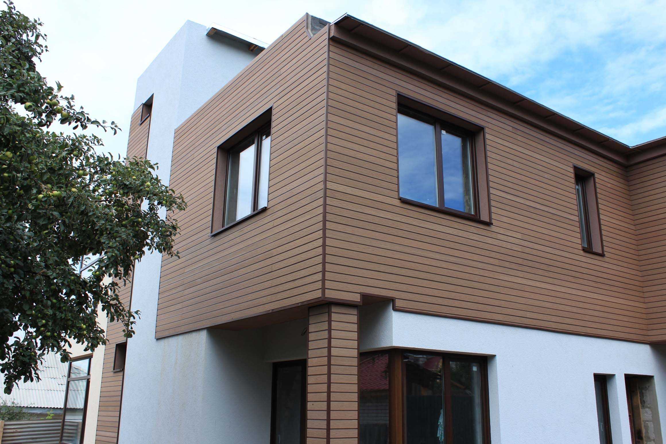 деревянный дом с фасадной облицовкой