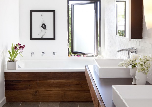 Стильная ванная комната с элементами дерева