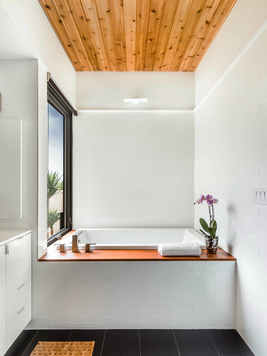 Интерьер стильной небольшой ванной комнаты